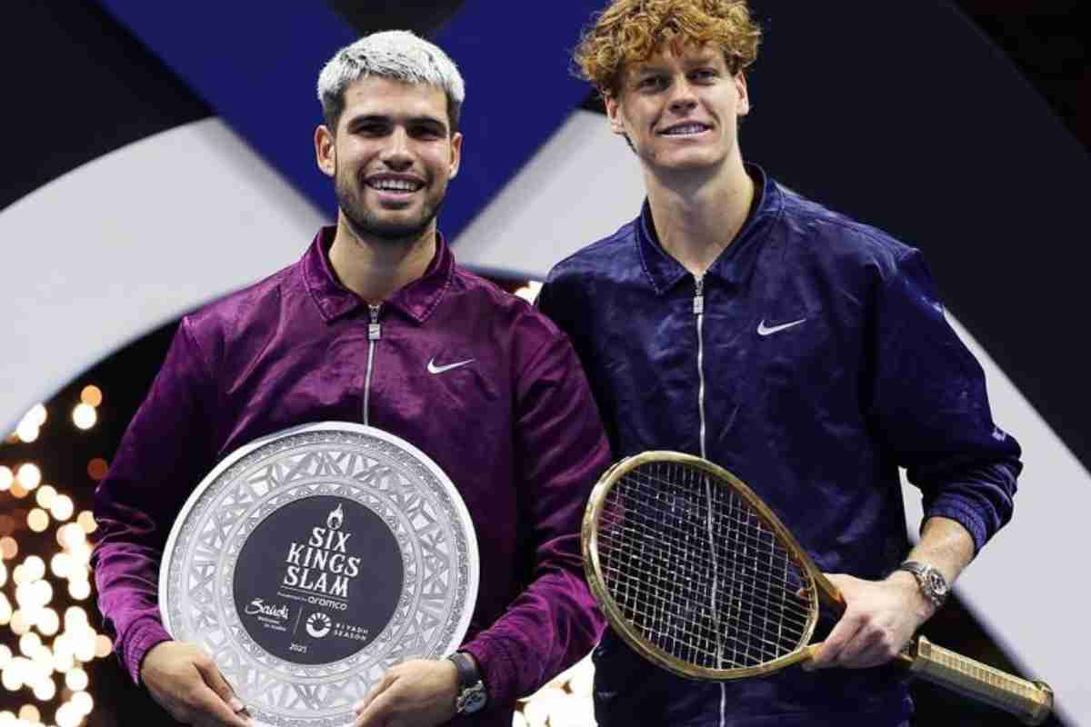 Jannik Sinner e Carlos Alcaraz in posa dopo il Six Kings Slam