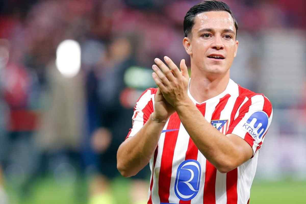 Giacomo Raspadori applaude in campo